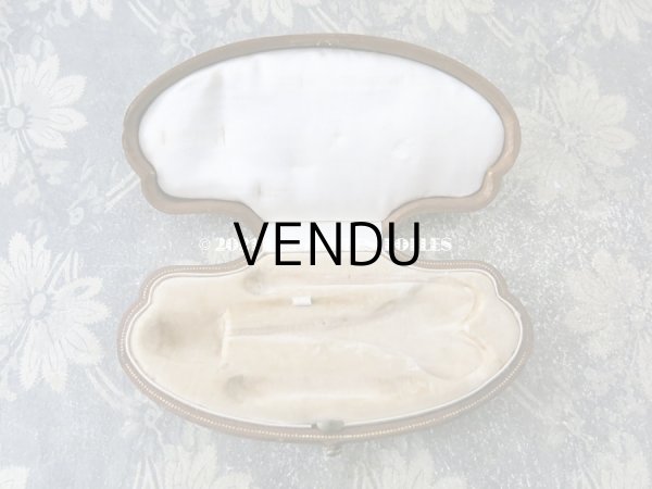 画像4: 19世紀末 アンティーク 本革製 ソーイングセットのケース 花のガーランド＆花かご イニシャル入り (4)