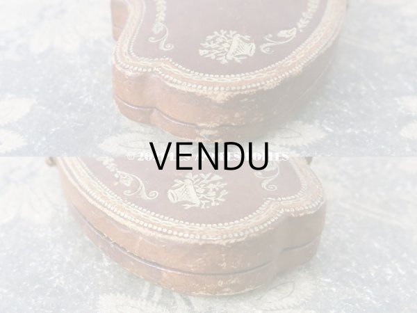 画像6: 19世紀末 アンティーク 本革製 ソーイングセットのケース 花のガーランド＆花かご イニシャル入り (6)