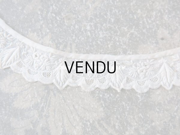 画像4: 19世紀  アンティーク ホワイトワークのとても小さな付け襟  花模様 (4)