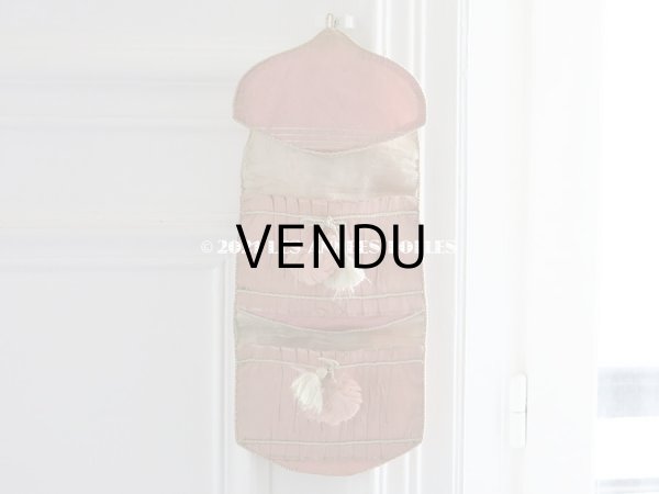 画像9: 19世紀末 アンティーク ポンポン付き シルク製 淡いピンク裁縫道具用ポシェット (9)