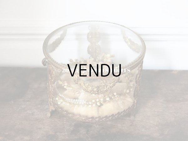 画像3: 19世紀末 アンティーク 大きなコフレ&ティアラ  グローブ・ド・マリエ 淡いピンクオレンジのクッション ワックスフラワーのティアラ (3)