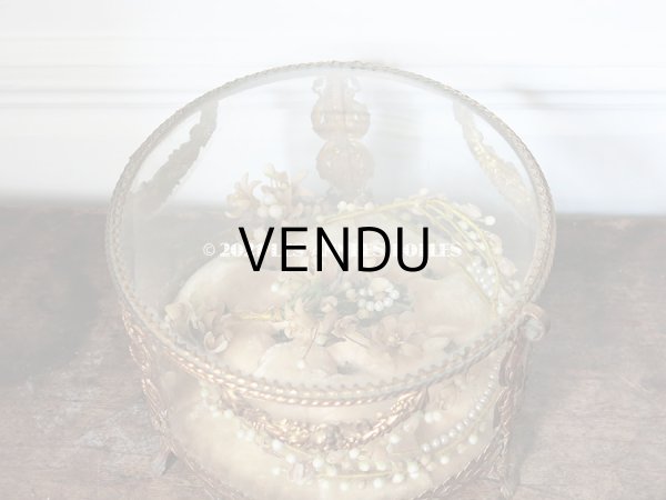 画像9: 19世紀末 アンティーク 大きなコフレ&ティアラ  グローブ・ド・マリエ 淡いピンクオレンジのクッション ワックスフラワーのティアラ (9)