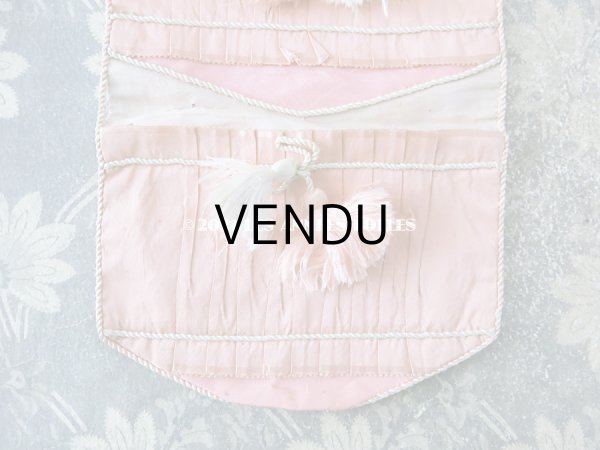 画像5: 19世紀末 アンティーク ポンポン付き シルク製 淡いピンク裁縫道具用ポシェット (5)