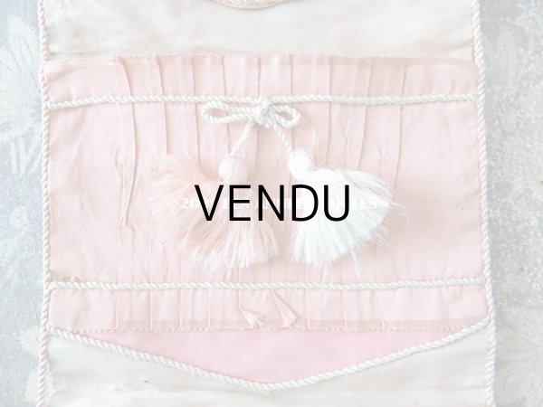 画像4: 19世紀末 アンティーク ポンポン付き シルク製 淡いピンク裁縫道具用ポシェット (4)