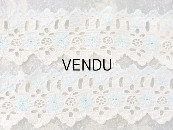 画像4: アンティーク  水色の花の刺繍入り　カットワークレース 生成り色 89cm (45cm+44cm) (4)