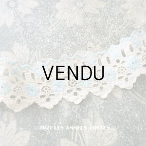 画像: アンティーク  水色の花の刺繍入り　カットワークレース 生成り色 89cm (45cm+44cm)