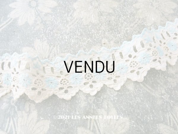 画像1: アンティーク  水色の花の刺繍入り　カットワークレース 生成り色 89cm (45cm+44cm) (1)