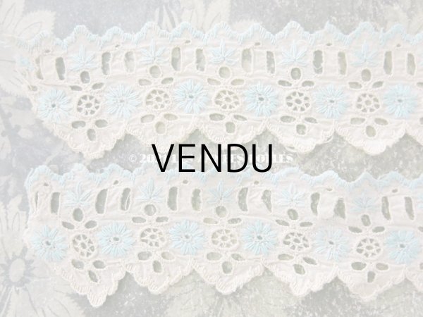 画像2: アンティーク  水色の花の刺繍入り　カットワークレース 生成り色 89cm (45cm+44cm) (2)
