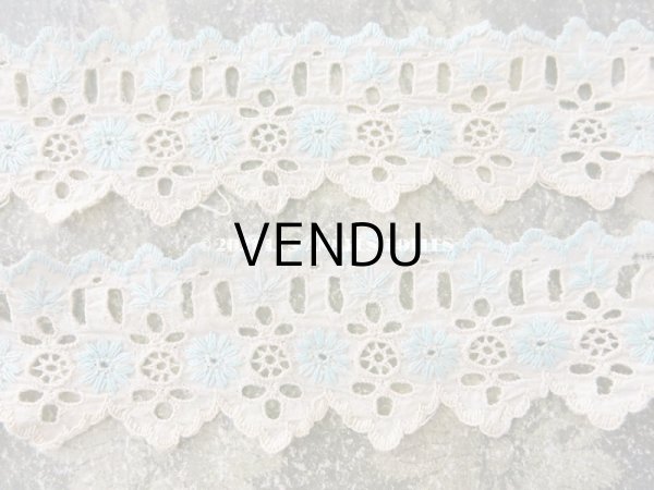 画像3: アンティーク  水色の花の刺繍入り　カットワークレース 生成り色 89cm (45cm+44cm) (3)