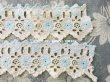 画像5: アンティーク  水色の花の刺繍入り　カットワークレース 生成り色 89cm (45cm+44cm) (5)