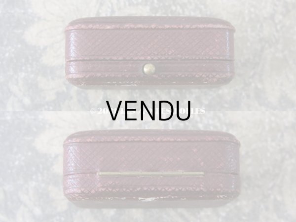 画像3: アンティーク 本革製 イニシャル入り AE ジュエリーボックス  ボルドー ブローチ用 (3)