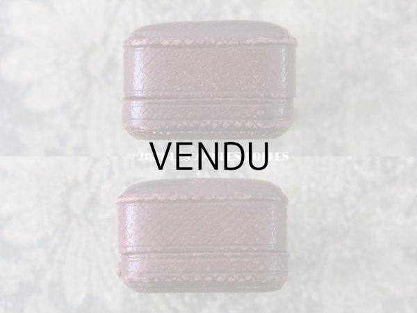 画像4: アンティーク 本革製 イニシャル入り AE ジュエリーボックス  ボルドー ブローチ用 (4)