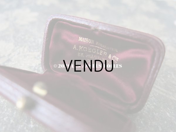 画像7: アンティーク 本革製 イニシャル入り AE ジュエリーボックス  ボルドー ブローチ用 (7)