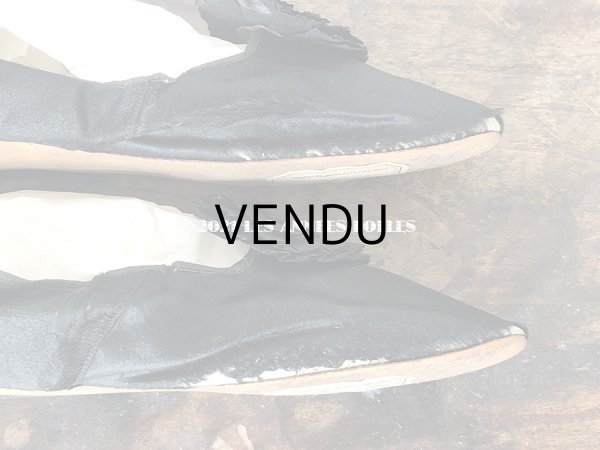 画像10: 19世紀末 アンティーク 黒のシルクサテンのシューズ ポンポン付き - GRANDS MAGASINS DU LOUVRE - (10)