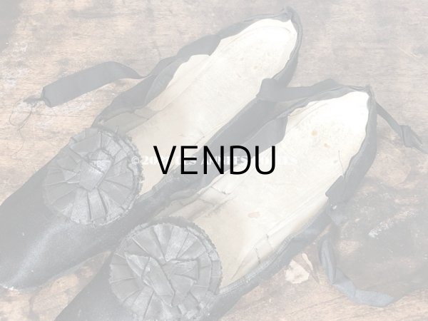 画像5: 19世紀末 アンティーク 黒のシルクサテンのシューズ ポンポン付き - GRANDS MAGASINS DU LOUVRE - (5)