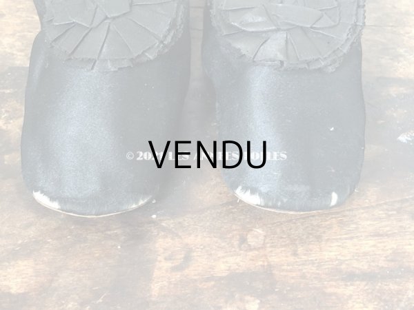 画像4: 19世紀末 アンティーク 黒のシルクサテンのシューズ ポンポン付き - GRANDS MAGASINS DU LOUVRE - (4)