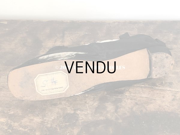 画像11: 19世紀末 アンティーク 黒のシルクサテンのシューズ ポンポン付き - GRANDS MAGASINS DU LOUVRE - (11)