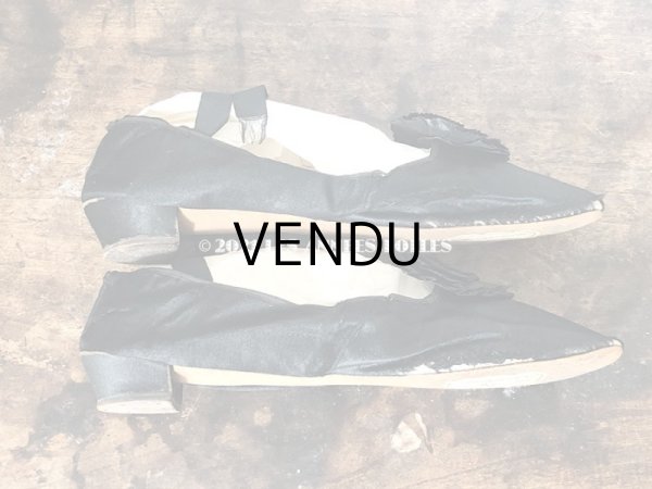 画像9: 19世紀末 アンティーク 黒のシルクサテンのシューズ ポンポン付き - GRANDS MAGASINS DU LOUVRE - (9)