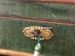 画像13: 19世紀 アンティーク ナポレオン3世時代 チョコレートボックス 薔薇のブーケ　お菓子箱 グリーンのベルベット (13)