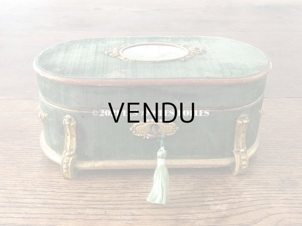 画像9: 19世紀 アンティーク ナポレオン3世時代 チョコレートボックス 薔薇のブーケ　お菓子箱 グリーンのベルベット (9)