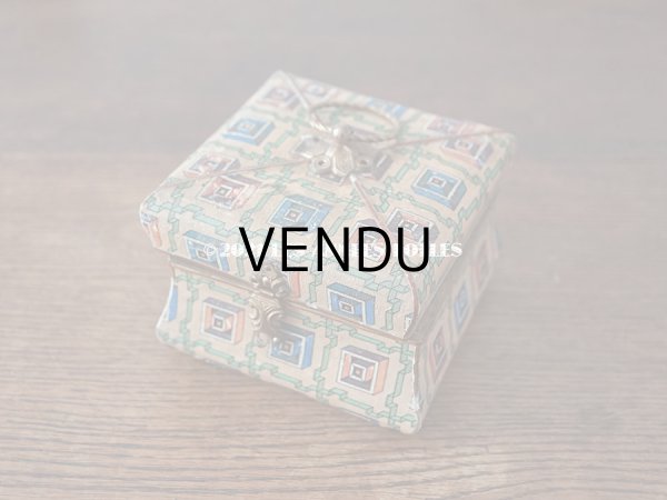 画像2: 19世紀 アンティーク ナポレオン3世時代 チョコレートボックス 小さなお菓子箱 レースペーパー付 (2)