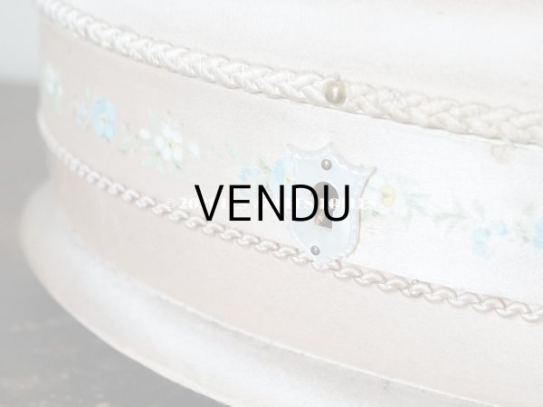 画像9: 19世紀 アンティーク ナポレオン3世時代 お菓子箱 薔薇 & 勿忘草のハンドペイント　チョコレートボックス シルク製 (9)