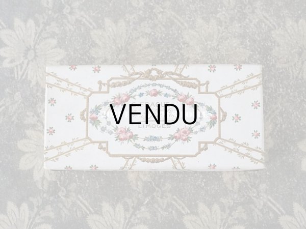 画像3: 1920年代 アンティーク ドラジェのお菓子箱 薔薇＆勿忘草のリース　G.FRAQUE LIMOGES  (3)