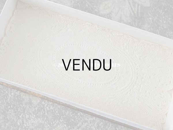 画像8: 1920年代 アンティーク ドラジェのお菓子箱 薔薇＆勿忘草のリース　G.FRAQUE LIMOGES  (8)