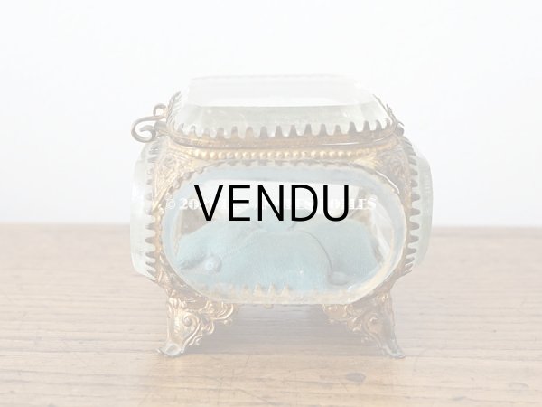 画像5: 19世紀末 アンティーク ジュエリーボックス スモーキーブルーのクッション シルク製 ロカイユ装飾の脚 (5)