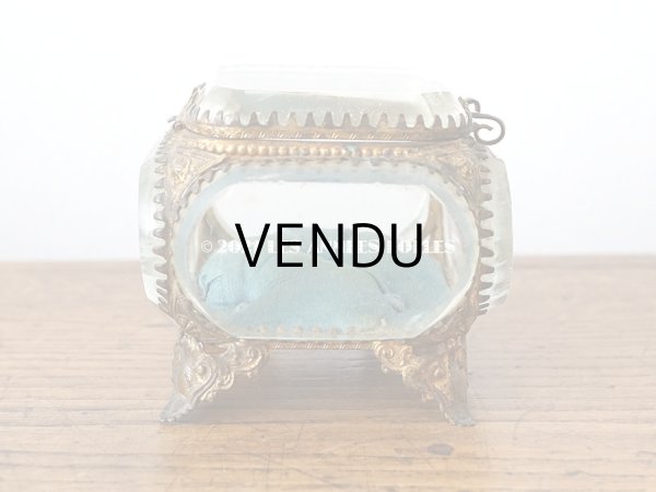 画像4: 19世紀末 アンティーク ジュエリーボックス スモーキーブルーのクッション シルク製 ロカイユ装飾の脚 (4)