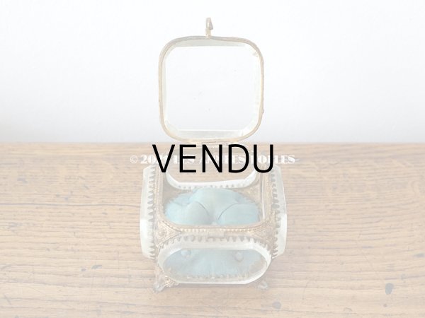 画像6: 19世紀末 アンティーク ジュエリーボックス スモーキーブルーのクッション シルク製 ロカイユ装飾の脚 (6)