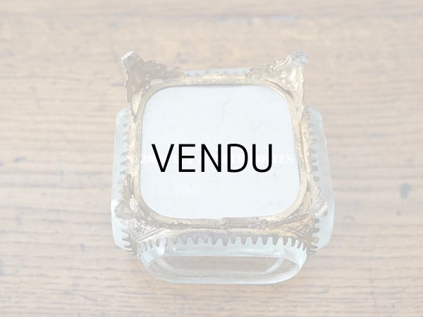 画像10: 19世紀末 アンティーク ジュエリーボックス スモーキーブルーのクッション シルク製 ロカイユ装飾の脚 (10)