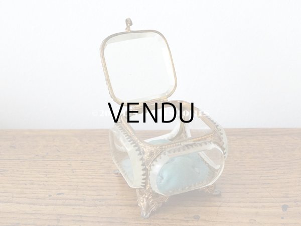 画像7: 19世紀末 アンティーク ジュエリーボックス スモーキーブルーのクッション シルク製 ロカイユ装飾の脚 (7)