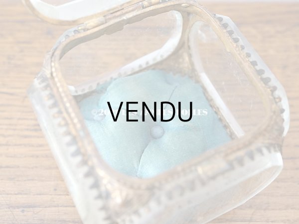 画像8: 19世紀末 アンティーク ジュエリーボックス スモーキーブルーのクッション シルク製 ロカイユ装飾の脚 (8)