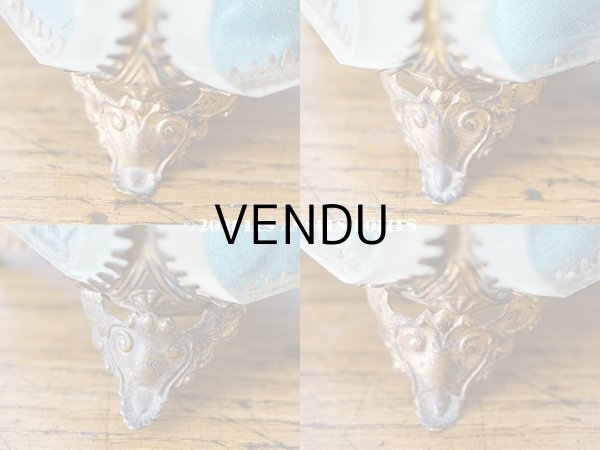 画像12: 19世紀末 アンティーク ジュエリーボックス スモーキーブルーのクッション シルク製 ロカイユ装飾の脚 (12)