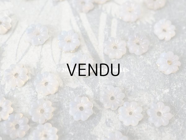 画像4: アンティーク 花型 小さなビーズ 磨りガラス風 乳白色 5mm 約40ピースのセット (4)