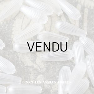 画像:  【11周年セール対象外】 アンティーク スフレビーズ ライン入り 半透明 ドロップ型 4×11mm 吹きガラス製ビーズ 約130ピースのセット