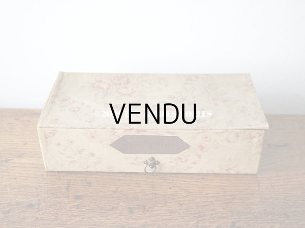 画像3: 【11周年セール対象外】 1900年代 アンティーク 薄紫色のリボン & 薔薇のガーランド  カルトナージュボックス　ハンカチ入れ チェストの引き出し　MOUCHOIR (3)