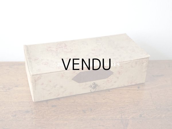 画像2: 【11周年セール対象外】 1900年代 アンティーク 薄紫色のリボン & 薔薇のガーランド  カルトナージュボックス　ハンカチ入れ チェストの引き出し　MOUCHOIR (2)