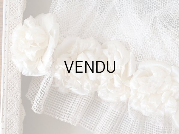 画像4: 【11周年セール対象外】 アンティーク 箱入り レースのボネ オフホワイトの薔薇の布花＆シルクリボン  (4)