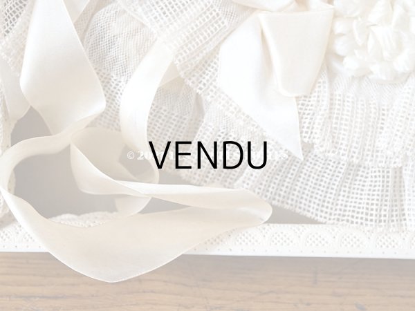 画像10: 【11周年セール対象外】 アンティーク 箱入り レースのボネ オフホワイトの薔薇の布花＆シルクリボン  (10)