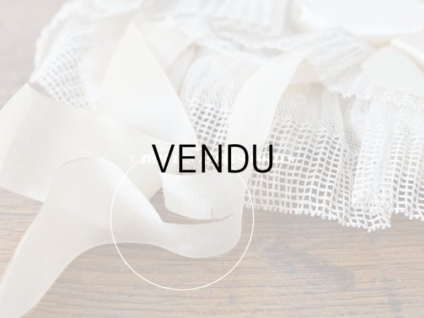 画像11: 【11周年セール対象外】 アンティーク 箱入り レースのボネ オフホワイトの薔薇の布花＆シルクリボン  (11)