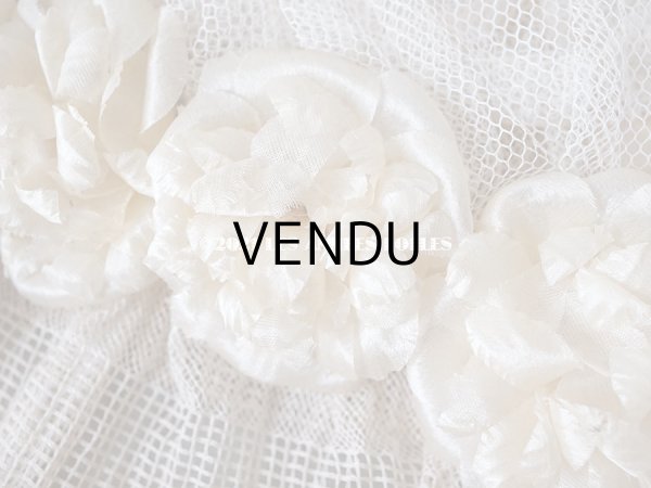 画像6: 【11周年セール対象外】 アンティーク 箱入り レースのボネ オフホワイトの薔薇の布花＆シルクリボン  (6)
