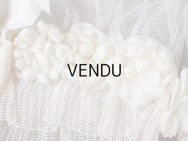 画像9: 【11周年セール対象外】 アンティーク 箱入り レースのボネ オフホワイトの薔薇の布花＆シルクリボン  (9)