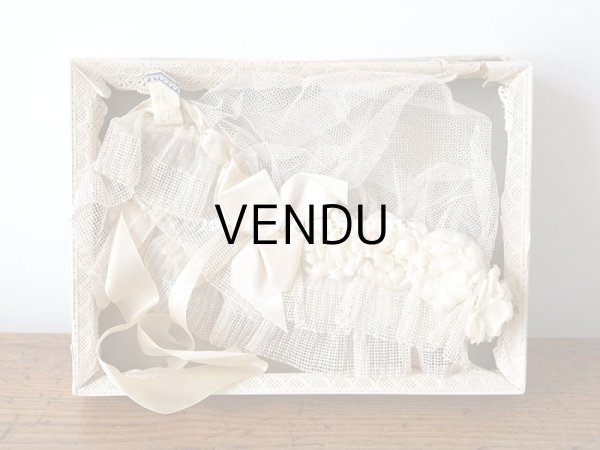 画像7: 【11周年セール対象外】 アンティーク 箱入り レースのボネ オフホワイトの薔薇の布花＆シルクリボン  (7)