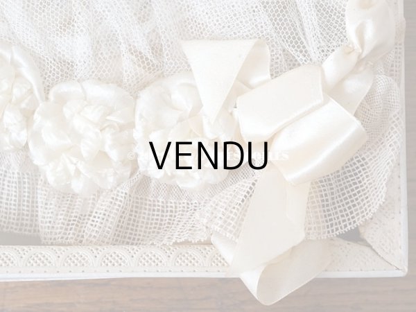 画像5: 【11周年セール対象外】 アンティーク 箱入り レースのボネ オフホワイトの薔薇の布花＆シルクリボン  (5)