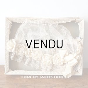 画像: 【11周年セール対象外】 アンティーク 箱入り レースのボネ オフホワイトの薔薇の布花＆シルクリボン 