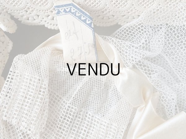 画像8: 【11周年セール対象外】 アンティーク 箱入り レースのボネ オフホワイトの薔薇の布花＆シルクリボン  (8)