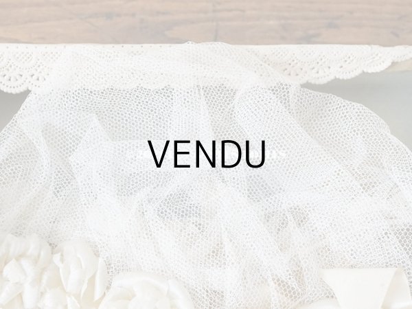 画像3: 【11周年セール対象外】 アンティーク 箱入り レースのボネ オフホワイトの薔薇の布花＆シルクリボン  (3)