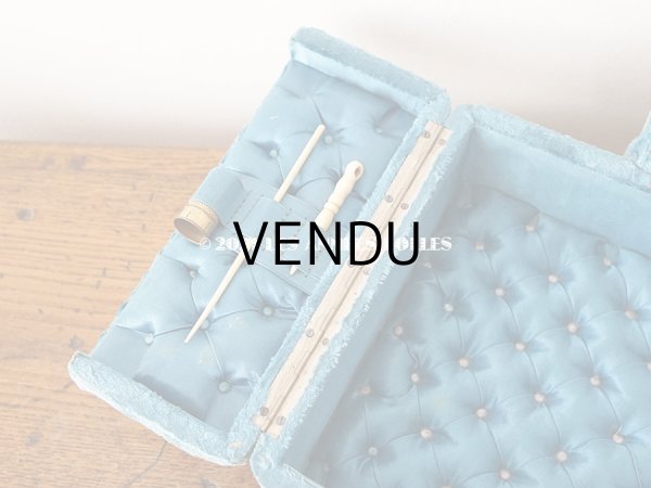 画像7: 【11周年セール対象外】 19世紀末 アンティーク ブルーのベルベットの裁縫箱  (7)